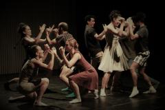 Bailarinos e bailarinas em cena