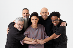 banda reunida em foto de estúdio