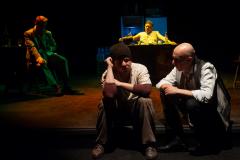  Em um cenário pós-pandemia, dois estranhos se encontram em um bar e dão início a uma inocente conversa sobre seres coloridos, reis, profetas e vampiros mascarados. Eles vagam em um universo paralelo, buscando encontrar uma esperança em suas vidas. Ambos estão prestes a cruzar a invisível linha divisória entre a sanidade e a loucura.