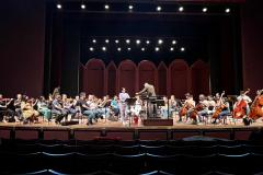 Orquestra ensaia com o maestro e a soprano convidados