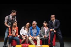 elenco reunido em peça Baixa Terapia