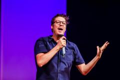 Porchat em cena no palco