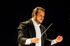 maestro Guilherme Mannis de terno em apresentação