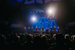 grupo em apresentação no palco
