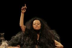 Atriz encena o monólogo