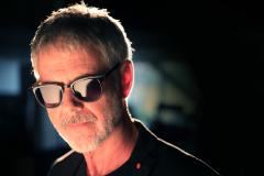 Retrato do cantor de óculos esculos em luz natural