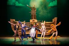 personagens em frente à arca