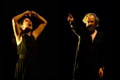 Atores no palco em iluminação de alto contraste