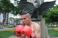 Quem dá vida ao boxeur no palco-ringue é o ator Jota Eme