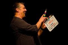 Diretor em cena com claquete na mão