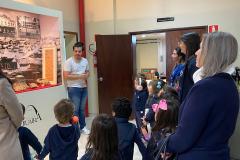 grupo de estudantes em visita guiada