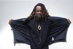 Toni Garrido com mãos segurando jaqueta