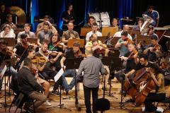 Ensaio da orquestra com o regente para o espetáculo