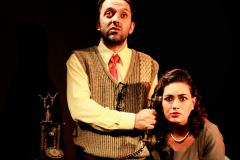 atores ao telefone, utilizando roupas de época