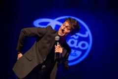 Cadu Scheffer com microfone em palco