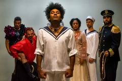 Atores encenam a peça