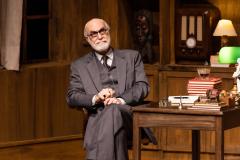 Odilon Wagner em frente ao cenário que representa seu consultório