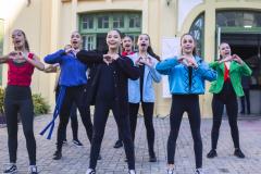 Grupo de dança em frente ao Hospital Pequeno Príncipe