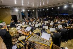 músicos e instrumentos dispostos à frente do público