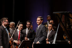 No palco do Guairão, a Orquestra Sinfônica do Paraná e o pianista Dmitry Shishkin