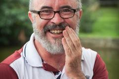 Enéas Lour em expressão de alegria pela vida