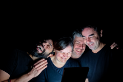 A sátira aborda a maneira como utilizamos a tecnologia dos celulares em nosso dia a dia, destacando temas como o excesso de tempo olhando para a tela, a falta de comunicação interpessoal, os cancelamentos virtuais e os golpes digitais.