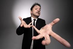 Fábio Silvestre em divulgação da peça