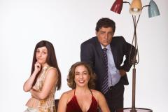 atores posam para foto sob fundo branco