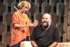 atores em cenário de uma clinica psiquiátrica