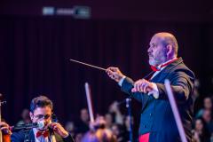 maestro Carlos Domingues regendo orquestra, foto lateral
