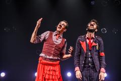 palhaços rindo olhando para cima