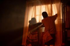 Duas pessoas em uma janela 