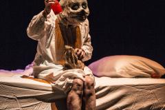 Cena do espetáculo "Prelúdios, Pato, Morte e Tulipa"