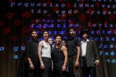 Cena da peça "Daqui Ninguém Sai" do Teatro de Comédia do Paraná  e que estreia no palco do Guairinha