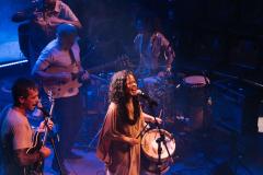 A cantora Thayana Barbosa encerra a temporada do projeto Toda Pele  no palco do Teatro José Maria Santos 