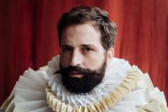 Com texto e interpretação de Gregório Duvivier,  “O Céu da Língua” chega ao Guairão