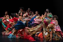 Espetáculo de dança de Lia Rodrigues em cartaz no Teatro Guaíra