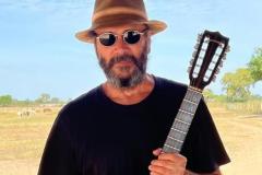 Com ingressos esgotados, Almir Sater faz show gratuito no Guairão