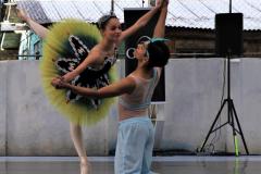 Escola de Dança Teatro Guaíra encanta cerca de 750 alunos em apresentação em colégio estadual de Curitiba