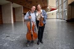 Entre tantos personagens e histórias, também nasceu uma história de amor. Foi tocando quase de frente um para o outro - ele no violoncelo, ela no violino - que Romildo Weingartner, músico desde a fundação da Orquestra em 1985, conheceu Juliane Martens.