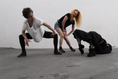 Miniauditório recebe “Choque”, criação inspirada no conceito de anestesiamento dos corpos de Walter Benjamin