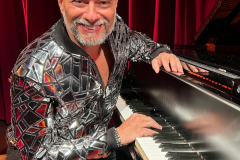 "Piano Golden Songs": Rogério Koury revisita grandes sucessos em concerto solo no Guairinha