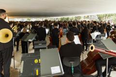 Público lota o vão do MON para assistir o concerto da Orquestra Sinfônica do Paraná 