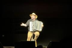 Santo Fole apresenta gravação do especial de comédia "Quase um Bailão" no Guairão