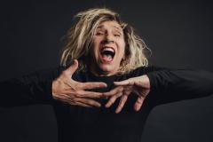 Denise Stoklos traz o premiado espetáculo “Mary Stuart” para apresentações em comemoração aos seus 57 anos de carreira