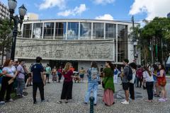  Teatro Guaíra recebe visitas mediadas pelos bastidores da 34ª edição do Festival de Curitiba, com Garalhufa