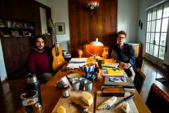 “Canções do Brasil” reúne Ayrton Montarroyos e João Camarero em concerto de voz e violão no Teatro Guarinha