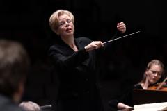 Orquestra Sinfônica do Paraná abre venda de ingressos para concerto com maestra britânica Catherine Larsen-Maguire