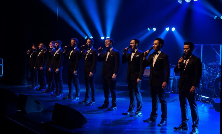 The Ten Tenors – Love Is In The Air