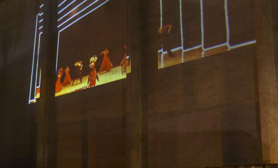 Teatro Guaíra faz projeção de apresentações de balé e orquestra na fachada